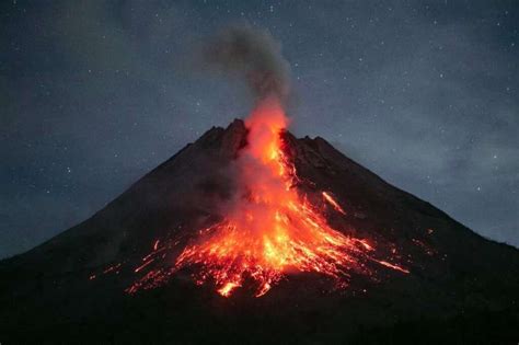 De Eruptie Van Gunung Merapi; Een Katastrofale Ontploffing en De Gevolgen Voor Het Vroeg-Indische Rijk